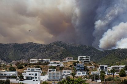 El incendio en la Sierra de Mijas amenaza varias viviendas debido a la cercanía de las llamas.