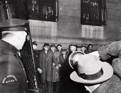 Fila india de sospechosos a las puertas del Juzgado de Guardia. Hacia 1941