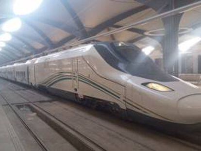 Uno de los diez trenes enviados por Talgo a Arabia Saudí en la estación de Medina.