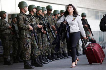 Una pasajera en el aeropuerto internacional de Río, tomado por soldados.