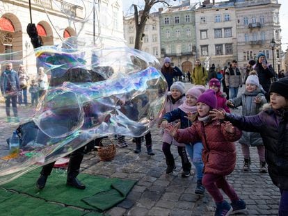 Unos niños jugaban el día 14 con burbujas de jabón en el centro de Lviv.