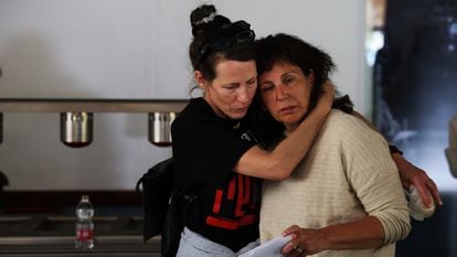 Liat Atzili Beinin, vecina de Nir Oz que fue rehén en Gaza, es abrazada por una integrante del foro de familias de los rehenes, el 11 de abril.