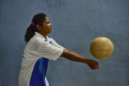 Lakshm, de 19 años, compite en voléibol. Cree que la competitividad es buena para mejorar, pero eso no impide que entre las chicas del equipo se lleven muy bien y se apoyen unas a otras. "Somos como una familia", apostilla.