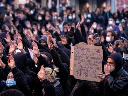 Cientos de manifestantes participan en una manifestación no autorizada a favor de Pablo Hasél desde Atocha a Cibeles, en Madrid, este 20 de marzo.