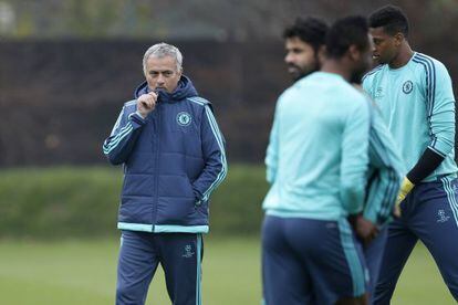 Mourinho, durante un entrenamiento del Chelsea.