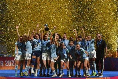 Las jugadoras de la selección española femenina sub-17 celebran el título conseguido en el Mundial sub-17 este domingo tras derrotar en la final a Colombia.