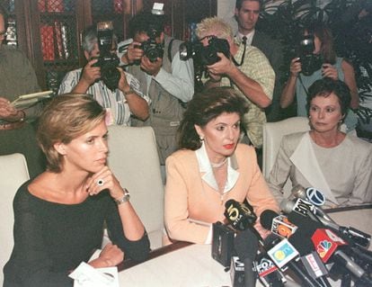 LOA07:FISHER:LOS ANGELES.CALIFORNIA.14AUG97 - American model Kelly Fisher (L), who claims to have been engaged to businessman Dodi Fayed and publicly wore his ring, appears at a news conference with her attorney Gloria Allred (C) and Fisher's mother, Judith Dunaway, August 14 in Los Angeles. Allred filed a lawsuit against Fayed August 14 in Los Angeles Superior Court on behalf of Kelly Fisher, claiming breach of promise after Fayed was linked in the media to Britain's Princess Diana. fsp/Photo by Fred Prouser  REUTERS