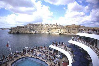 El puerto de La Valetta, en Malta, es parada habitual en cruceros por el Mediterráneo como los que ofrece la naviera Royal Caribbean: siete noches, con salidas de Barcelona, desde 970 euros.