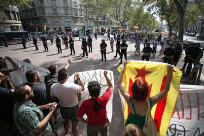 Imatge de la confrontació de banderes als Jardinets de Gràcia.
