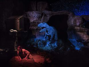 Un T-Rex persigue a una mujer en un espectáculo del parque Dinópolis, en Teruel.