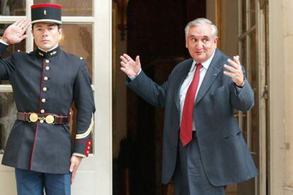 El primer ministro, Jean-Pierre Raffarin, a su llegada esta mañana al Elíseo.