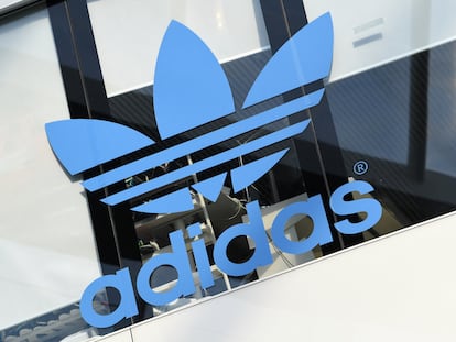 El logo de Adidas en Herzogenaurach, Alemania. REUTERS/Andreas Gebert/File Photo