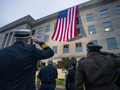 Personal del Pentágono (Arlington, Virginia, EE UU), ayer, recordando el 11S.
