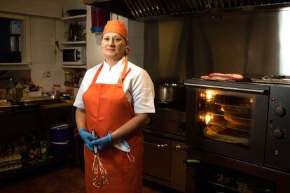 Manuela Teijeiro, en su local La Cocina de Manuela, negocio de comida para llevar que ha emprendido después de quedar sin trabajo por motivos derivados de la pandemia.