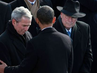 Obama, felicitado por Bush, en su toma de posesi&oacute;n en 2009.