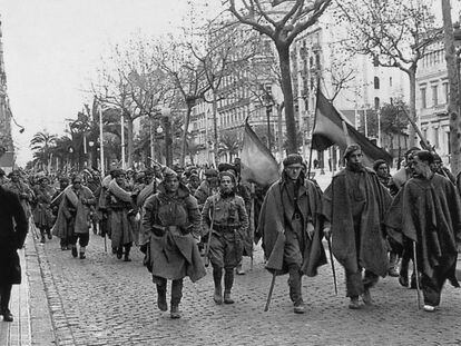 Les tropes franquistes entrant a Barcelona.