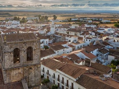 La torre de Santa María del Castillo y vista del pueblo de Olivenza, en la provincia de Badajoz.