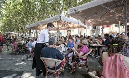 Turistas en la terraza de un bar de Palma de Mallorca