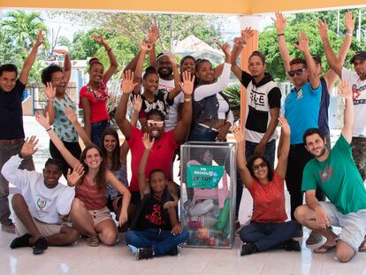 Un grupo de voluntarios que ayudan a reciclar en la ciudad dominicana de Sabana Yegua.