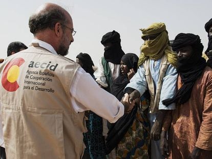 Miembros de la Agencia Española de Cooperación y Desarrollo visitan el campamento de Tabareybarey (Níger), poblado por más de 6.000 personas, de los cuales el 26% son niños menores de 11 años. La AECID inició en 2012 un programa de financiación para mejorar sus condiciones de vida.
