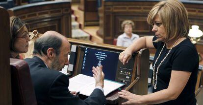 El líder del PSOE, Alfredo Pérez Rubalcaba, conversa con la vicesecretaria general del partido, Elena Valenciano, en el Congreso.
