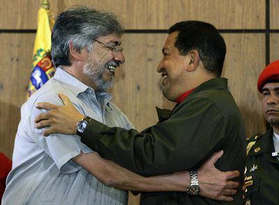 El presidente venezolano, Hugo Chávez, recibe al nuevo presidente de Paraguay, Fernando Lugo. En una rueda de prensa conjunta, Chávez ha amenazado con no vender petróleo a los países que europeos que apliquen  la nueva directiva sobre inmigración ilegal