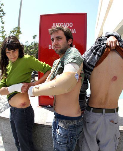 Tres de los manifestantes que han presentado sus denuncias en el juzgado de guardia de Valencia.