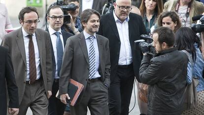 Josep Rull (izq.), actual presidente del Consell Nacional de Junts, y Jordi Turull, actual secretario general del partido independentista, arropan a Oriol Pujol Ferrusola a su llegada al Tribunal Superior de Justicia de Cataluña en 2013.