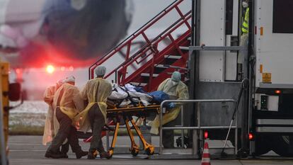 Medics transfer patients infected with the coronavirus (Covid-19) into the Airbus A310-900 MRTT MedEvac Hermann Koehl of the German armed forces Bundeswehr before they are airlifted and transported to other intensive care units (ICU) in the country, at Memmingen Airport, Bavaria, southern Germany on November 26, 2021. (Photo by CHRISTOF STACHE / AFP)