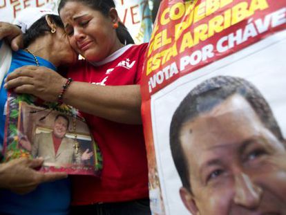 Dos mujeres venezolanas lloran por el presidente Ch&aacute;vez.