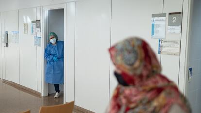Una sanitaria llama a un usuario en el CAP El Clot de Barcelona.