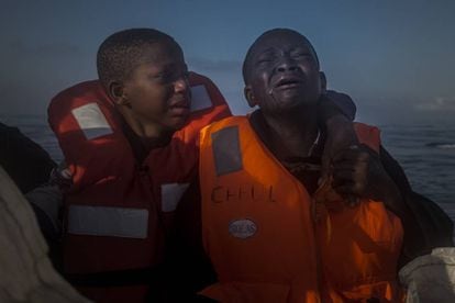 Imagen ganadora del segundo premio en la categoría de Noticias generales de dos niños nigerianos recogidos de un bote que atravesaba el Mediterráneo rumbo a Italia, a unos 23 kilómetros al norte de Sabratha, en Libia.