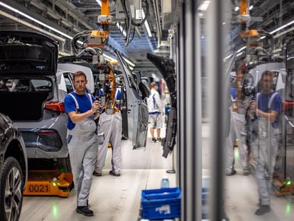 Un empleado de la factoría de Volkswagen en Zwickau (Alemania) en la línea del modelo ID.3.