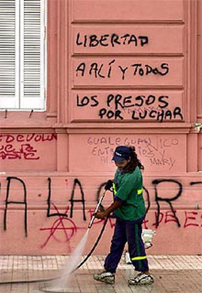 Tareas de limpieza en la Casa Rosada tras las protestas de ayer.