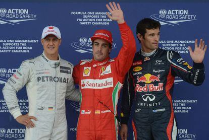 Schumacher, tercero, Alonso, primero, y Webber, segundo, saludan tras la conclusión de los terceris entrenamientos libres.