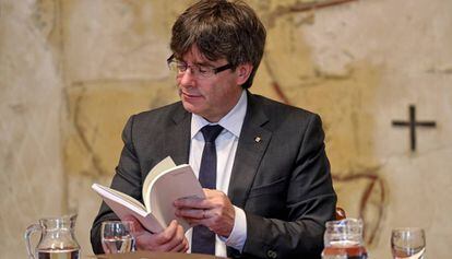 El president Puigdemont fulleja el Pla de Lectura.