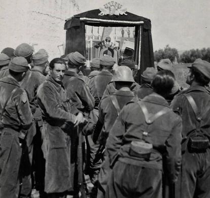 Fotografía de una actuación de La Tarumba ante soldados republicanos en el frente de la Guerra Civil.