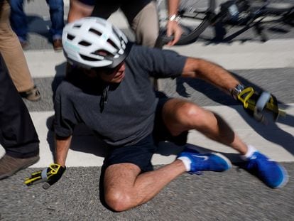 Momento en el que el presidente estadounidense se ha caído cuando montaba en bicicleta.