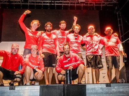 La tripulaci&oacute;n del Mapfre celebra el tercer puesto en Auckland.