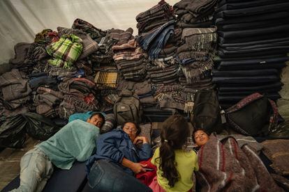 Una familia de migrantes venezolanos descansa al interior de la parroquia.