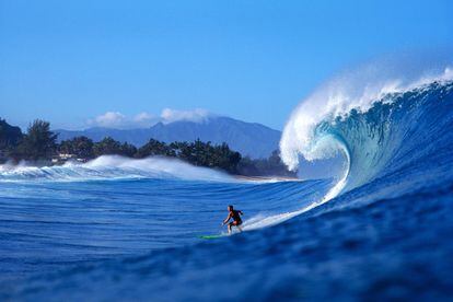 'The Pipeline' es uno de los mejores rompientes de Hawaii, la cuna del surf. Se encuentra en Pupukea, al norte de la isla de Oahu, donde el Pacífico regala series de olas enormes que envuelven a los surfistas que se lanzan a cabalgarlas. Aunque no es apta para principiantes (por los peligrosos arrecifes de sus fondos), regala estampas magníficas y acoge cada año pruebas internacionales de la especialidad (gohawaii.com).