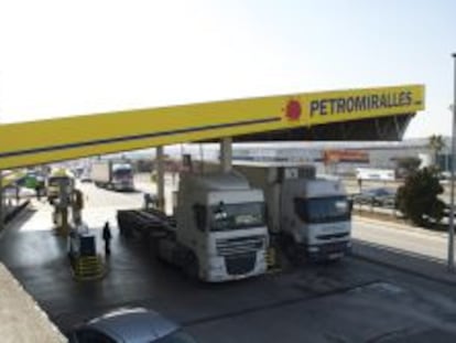 Transportistas repostando en una estaci&oacute;n de servicio.