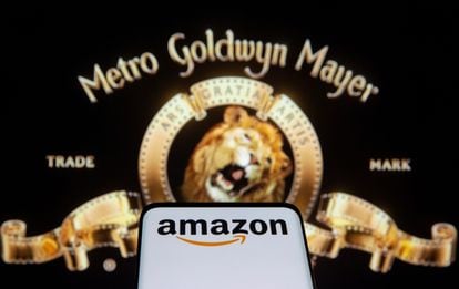 Un móvil con el logo de Amazon frente a una imagen de MGM.