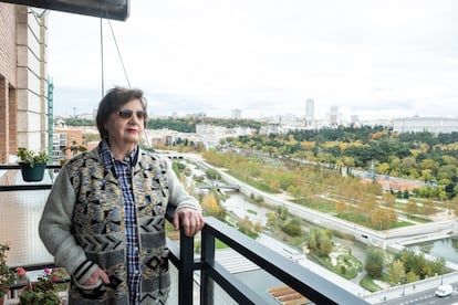 Bajo su ventana, Carmen Ovejero, vecina de Madrid Río, ya no ve coches sino bicicletas.