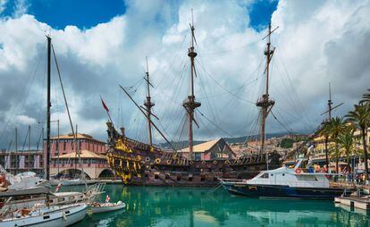 El puerto de Génova atesora varios barcos de la época dorada de la navegación, como esta réplica de un galeón español. Ya en el siglo XII, el comercio marítimo unió estas dos costas.