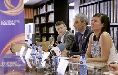 De izquierda a derecha, Joaquim Coll, Josep Ramon Bosch y Susana Beltrán, durante la presentación la carta enviada al cuerpo diplomático acreditado en España.