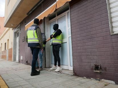 Agentes de la Policía Nacional custodian, el pasado  el 23 de mayo, uno de los locales registrados en Melilla durante la operación contra la compra de votos.