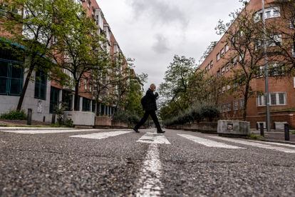 Un hombre cruza la calle en una zona muy participativa de Puente de Vallecas.
