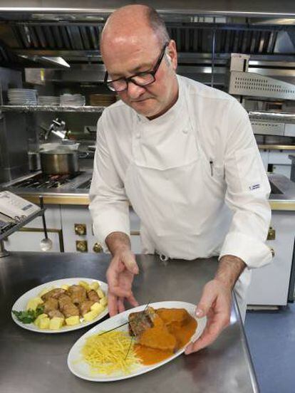 El chef Luis Méndez prepara dos platos con atún rojo en el restaurante Puerta 57 del estadio Santiago Bernabéu.