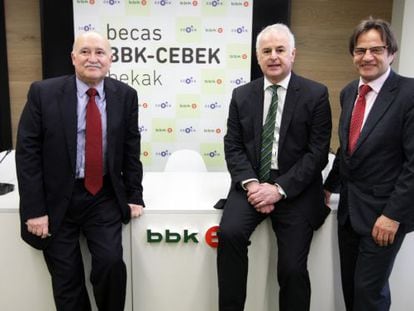 Participantes en la firma del acuerdo de becas BBK-Cebek y en el que colabora la Diputación.